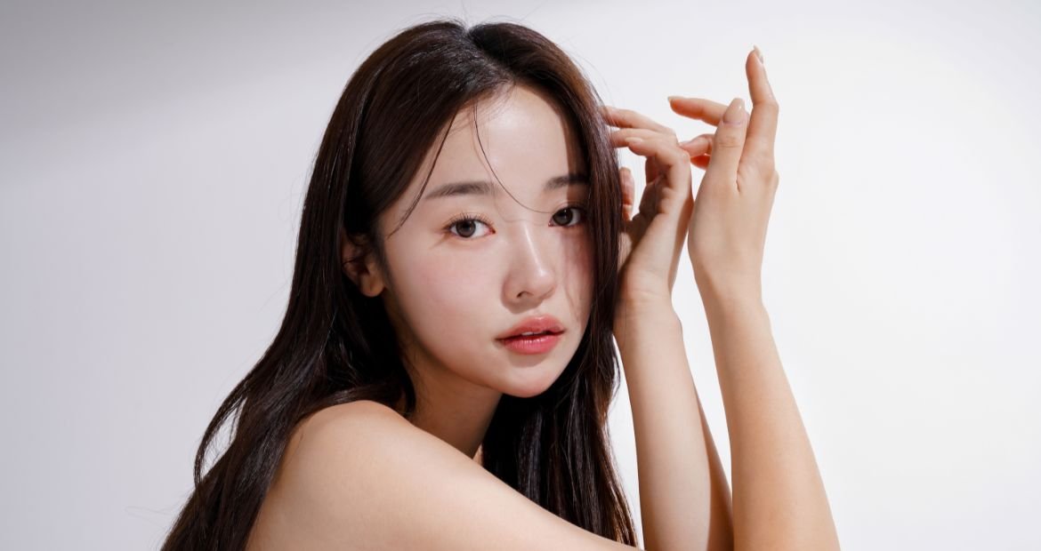 Jovem com o formato do rosto triângulo invertido.